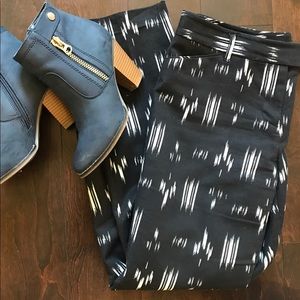 Black and white patterned slim ankle pants